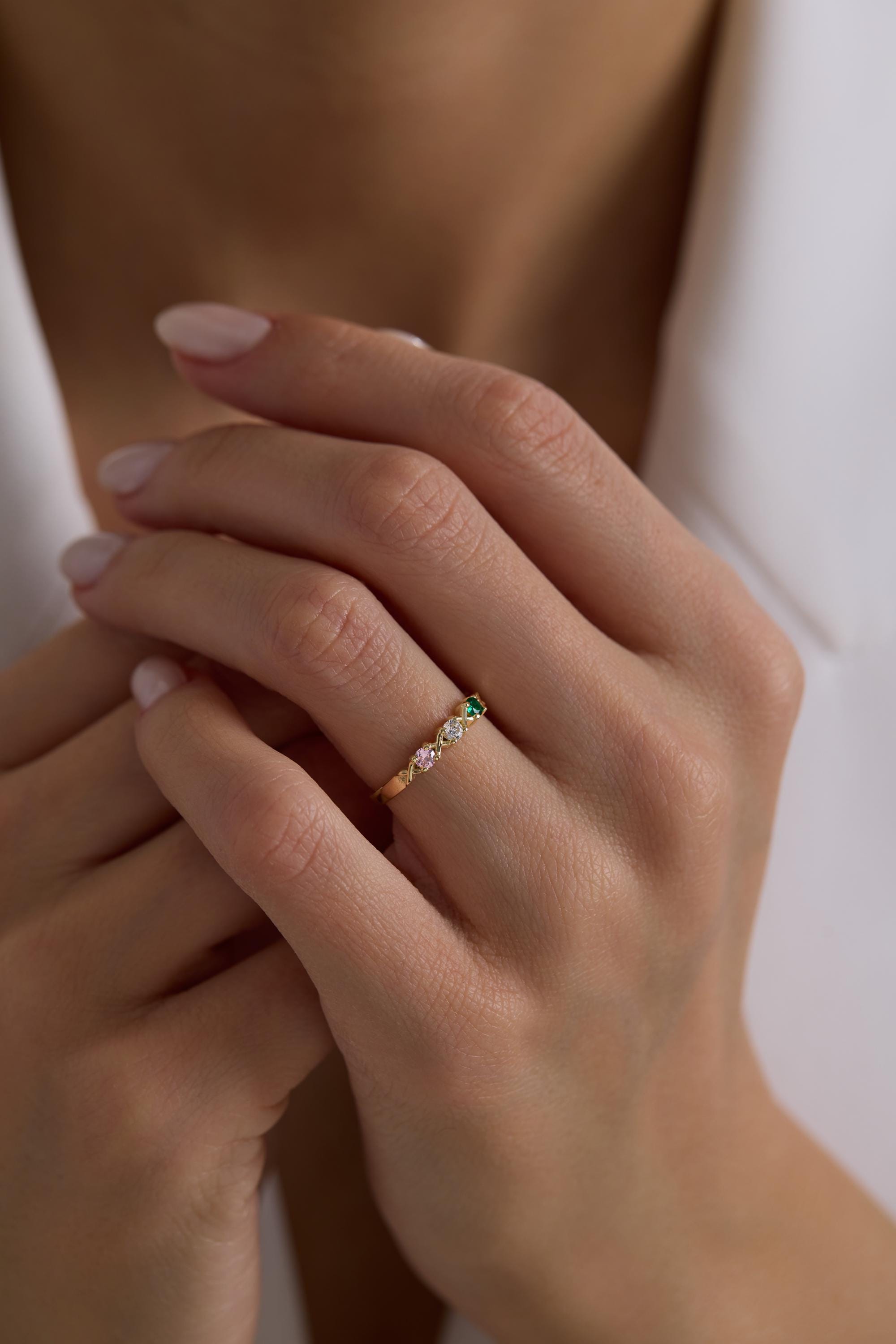 14K Gold Green Gemstone & Sparkling Stone Band Ring