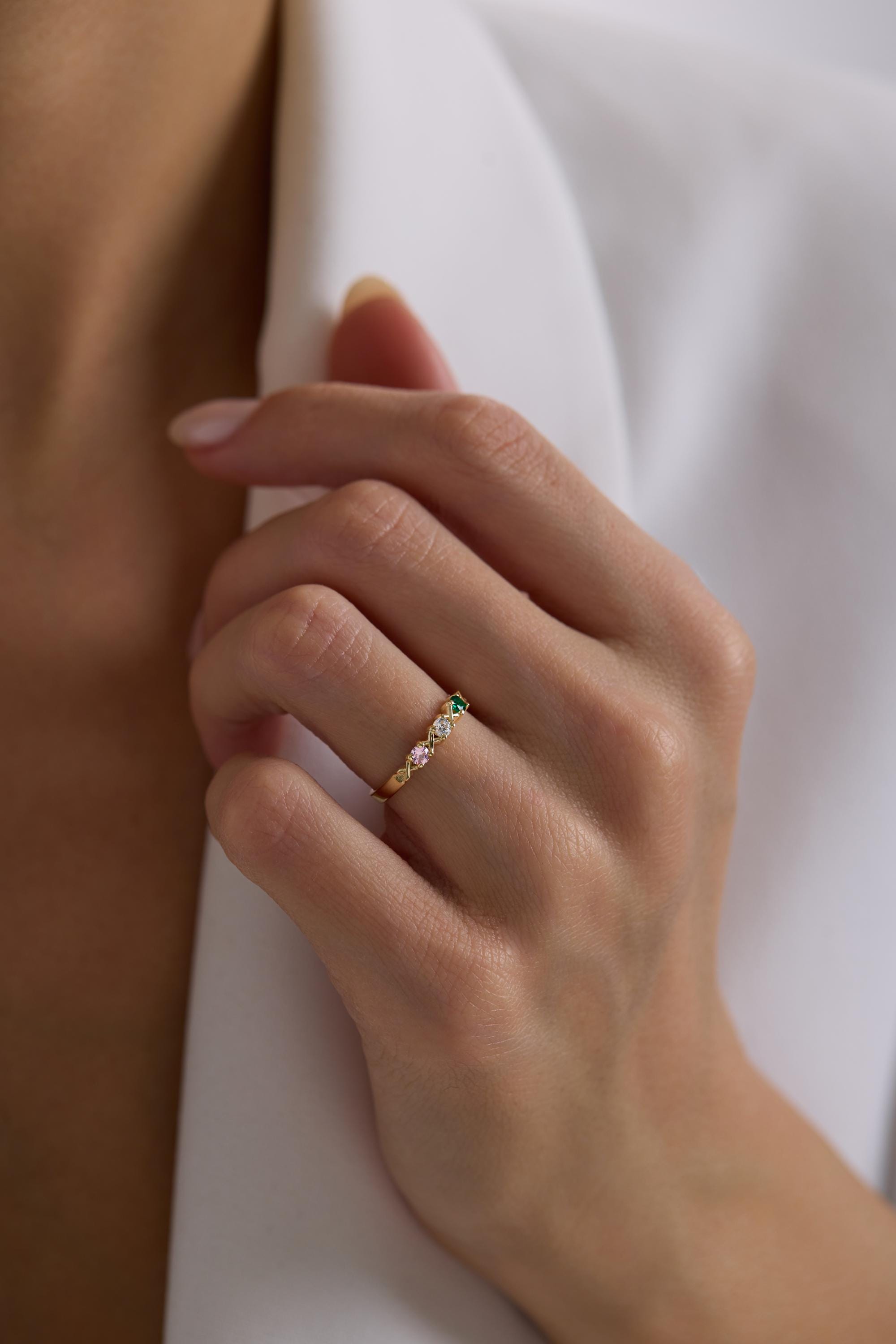 14K Gold Green Gemstone & Sparkling Stone Band Ring